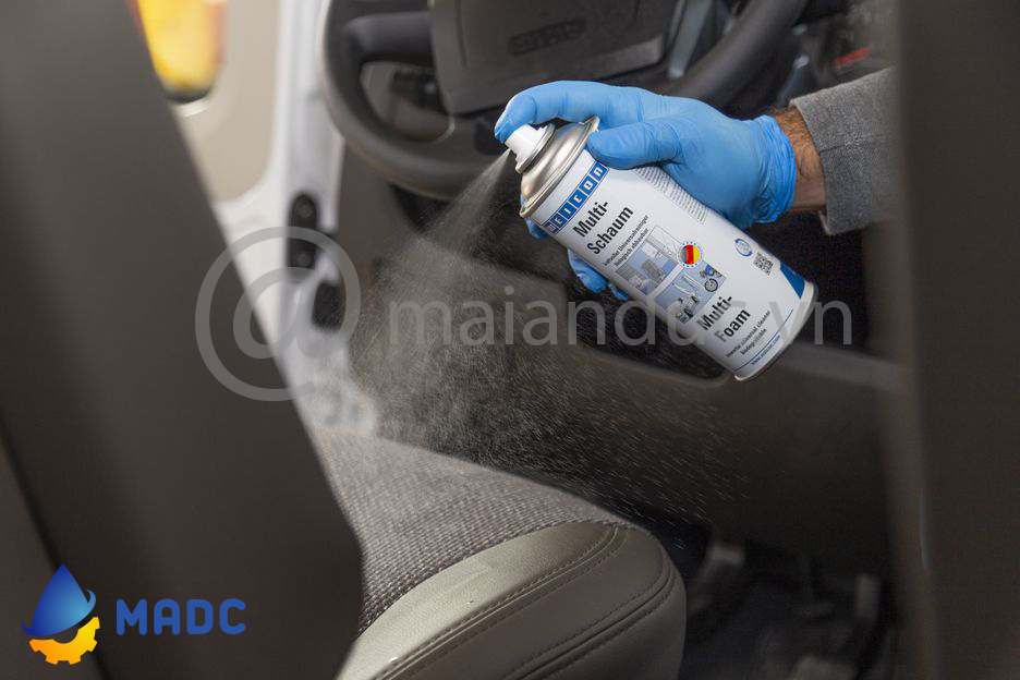 Hướng dẫn sử dụng dung dịch tẩy rửa dầu mỡ ô tô đúng cách 3 Cach su dung dung dich tay rua dau mo o to 1